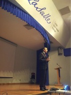 Víctor Figueroa presentando en el Colegio Simón Bolívar de La Salle